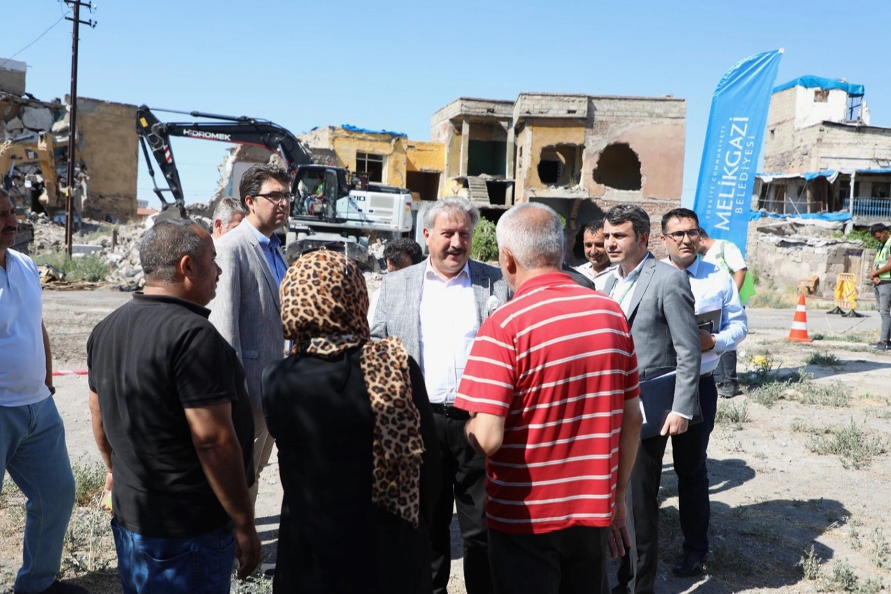 Kayseri Melikgazi'de metruk yapıya ge&ccedil;it yok