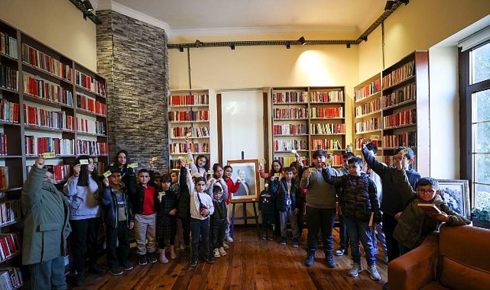 Bucalı Çocuklar Cumhuriyet Kütüphanesi'nde Tarihi Bir Gün Geçirdi