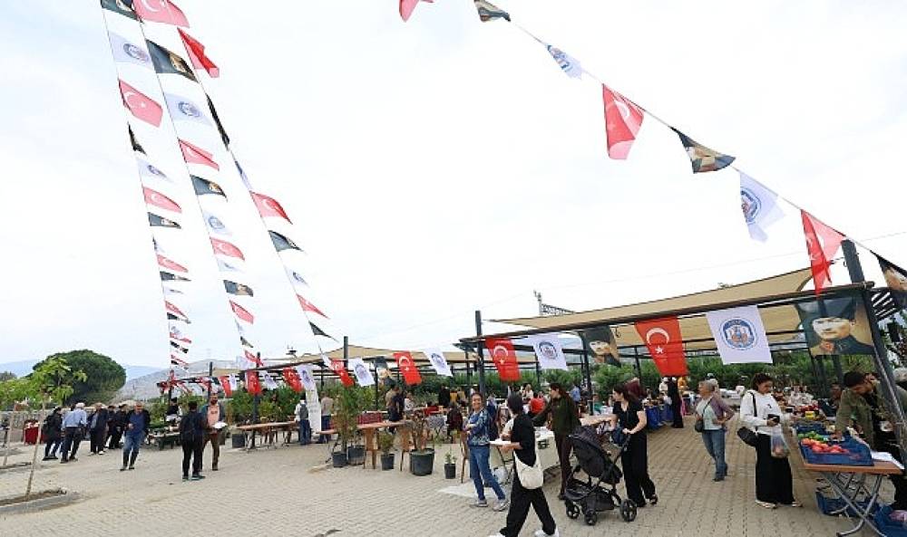Efes Tarlası Yaşam Köyü'nde Üretici Pazarı açıldı