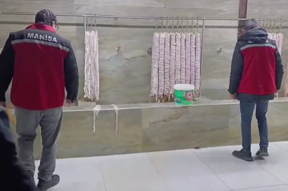 Manisa'da 4 milyon TL'lik bozulmuş kokore&ccedil;e imha!