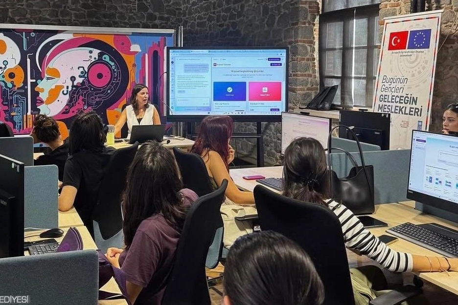 İzmir B&uuml;y&uuml;kşehir gen&ccedil;leri dijital gen&ccedil;lere hazırlıyor