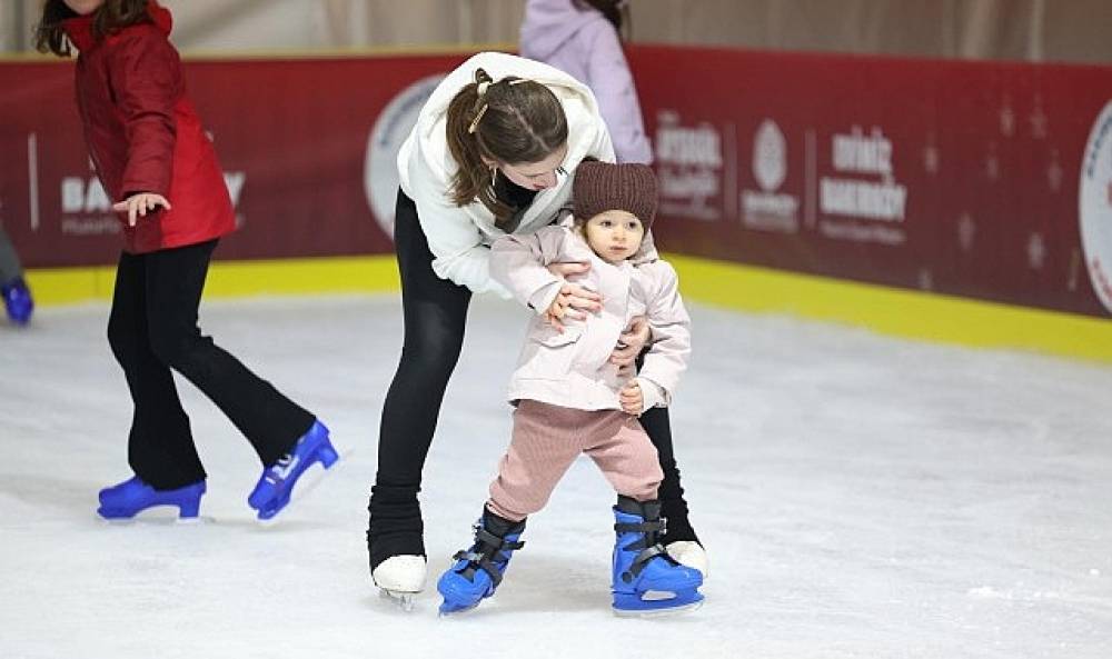 Bakırköy'de Yarıyıl Tatilinin Sıcak Noktası: Buz Pisti!