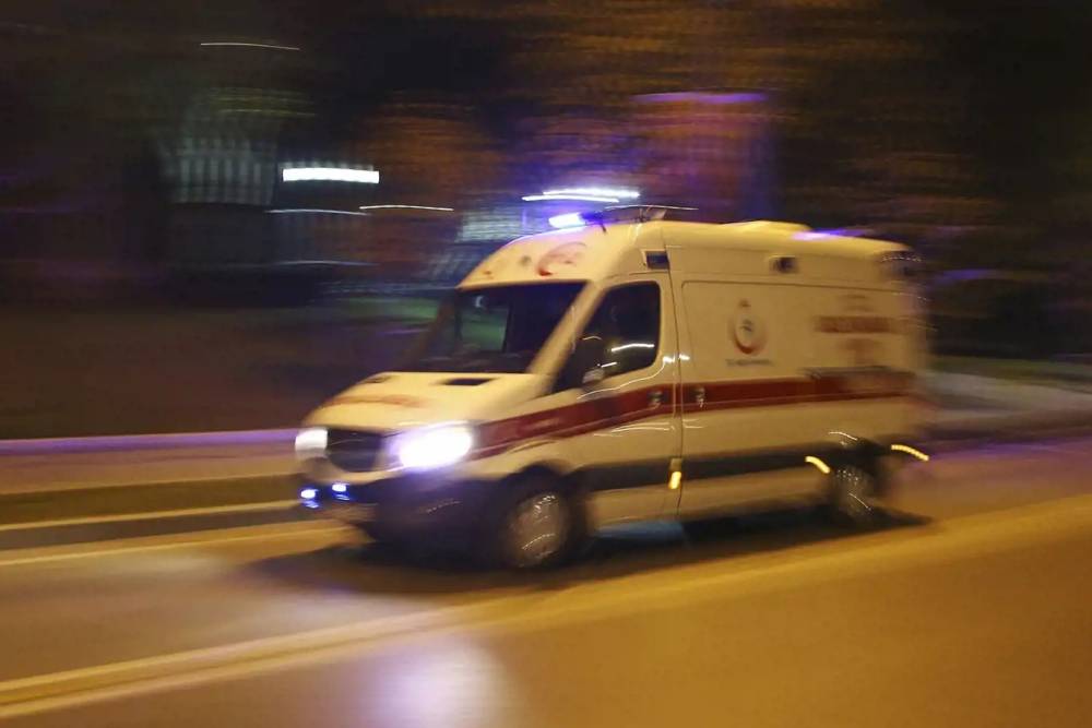 Amasya'da yolcu otob&uuml;s&uuml; şarampole u&ccedil;tu: 2'si ağır 24 yaralı
