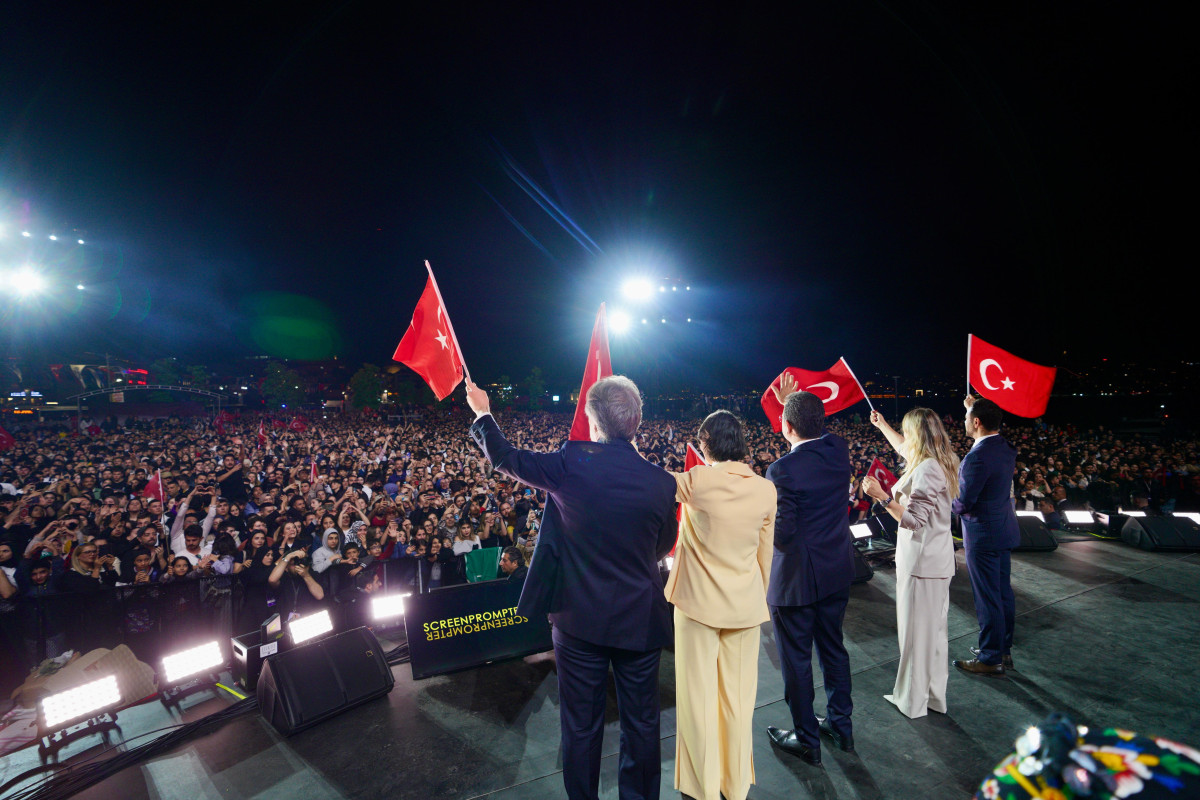 23 NİSAN COŞKUSU ÜSKÜDAR MEYDANI’NA TAŞTI