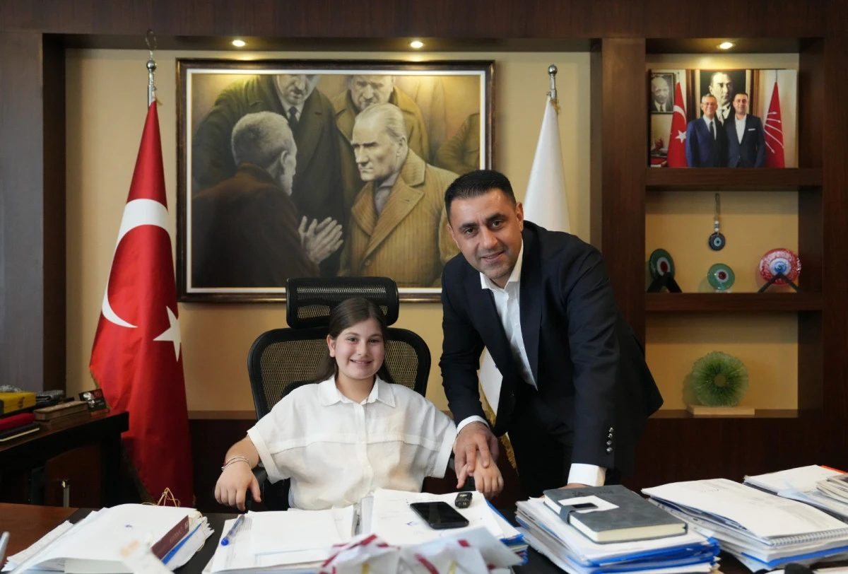 23 Nisan'da Başkanlık Makamı &Ccedil;ocuklara Emanet Edildi 