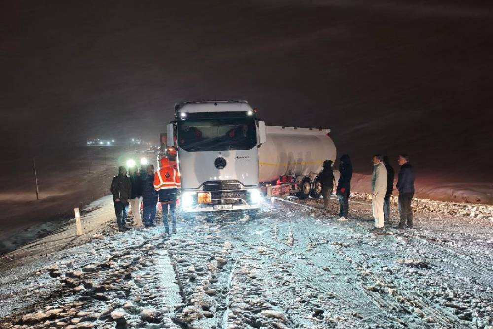 Gaziantep&rsquo;te ağır vasıta ge&ccedil;işine kar engeli