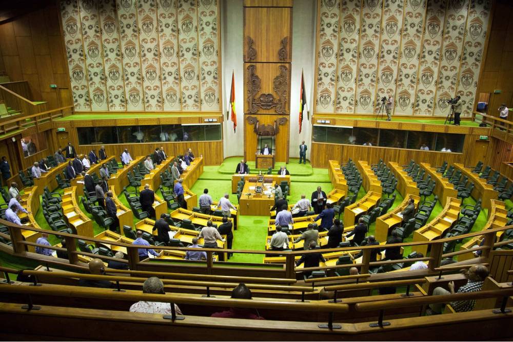 Gine'de h&uuml;k&uuml;met istifa etti