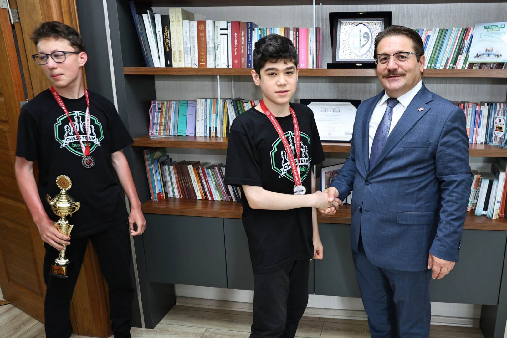 T&uuml;rkiye ikincisi satran&ccedil; takımından İl Milli Eğitim'e ziyaret