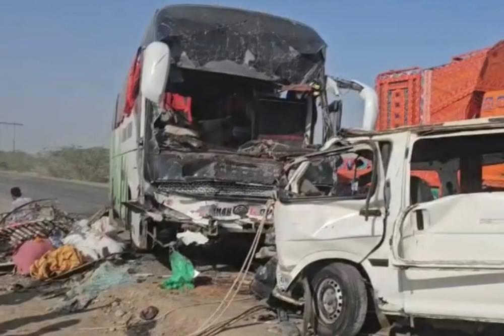 Pakistan'da minib&uuml;s ile otob&uuml;s &ccedil;arpıştı: 12 &ouml;l&uuml;, 22 yaralı