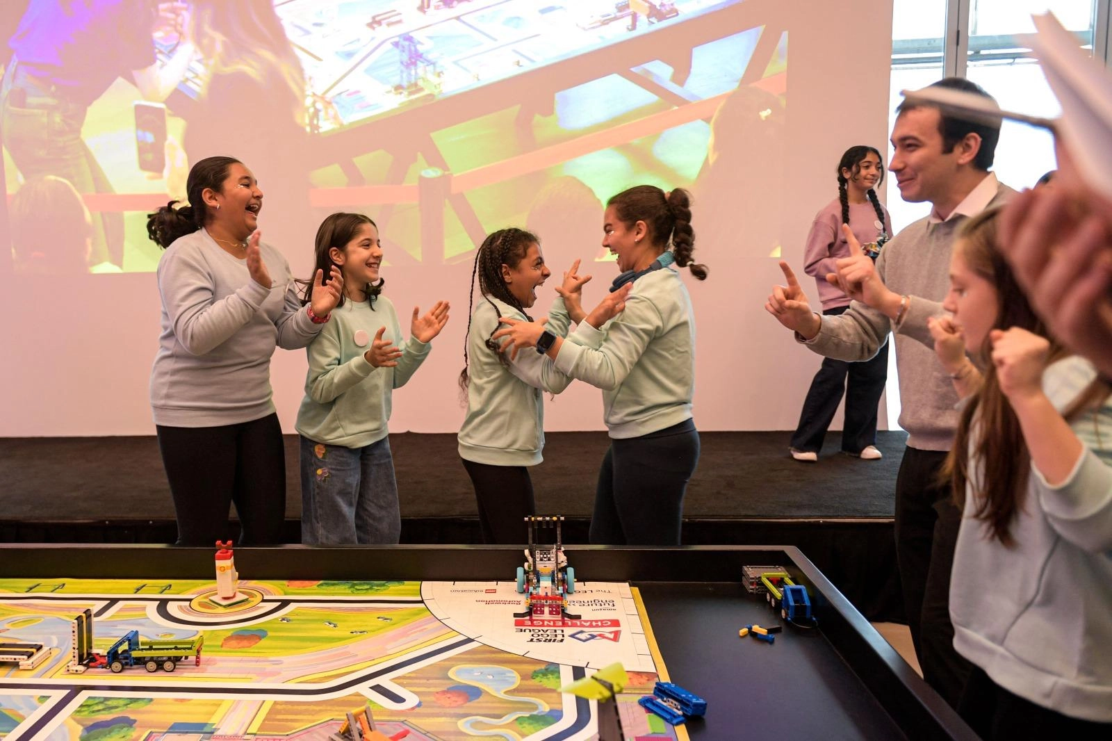 Geleceğin m&uuml;hendis kızları, yaratıcılığı İzmir'de teknolojiyle buluşturdu