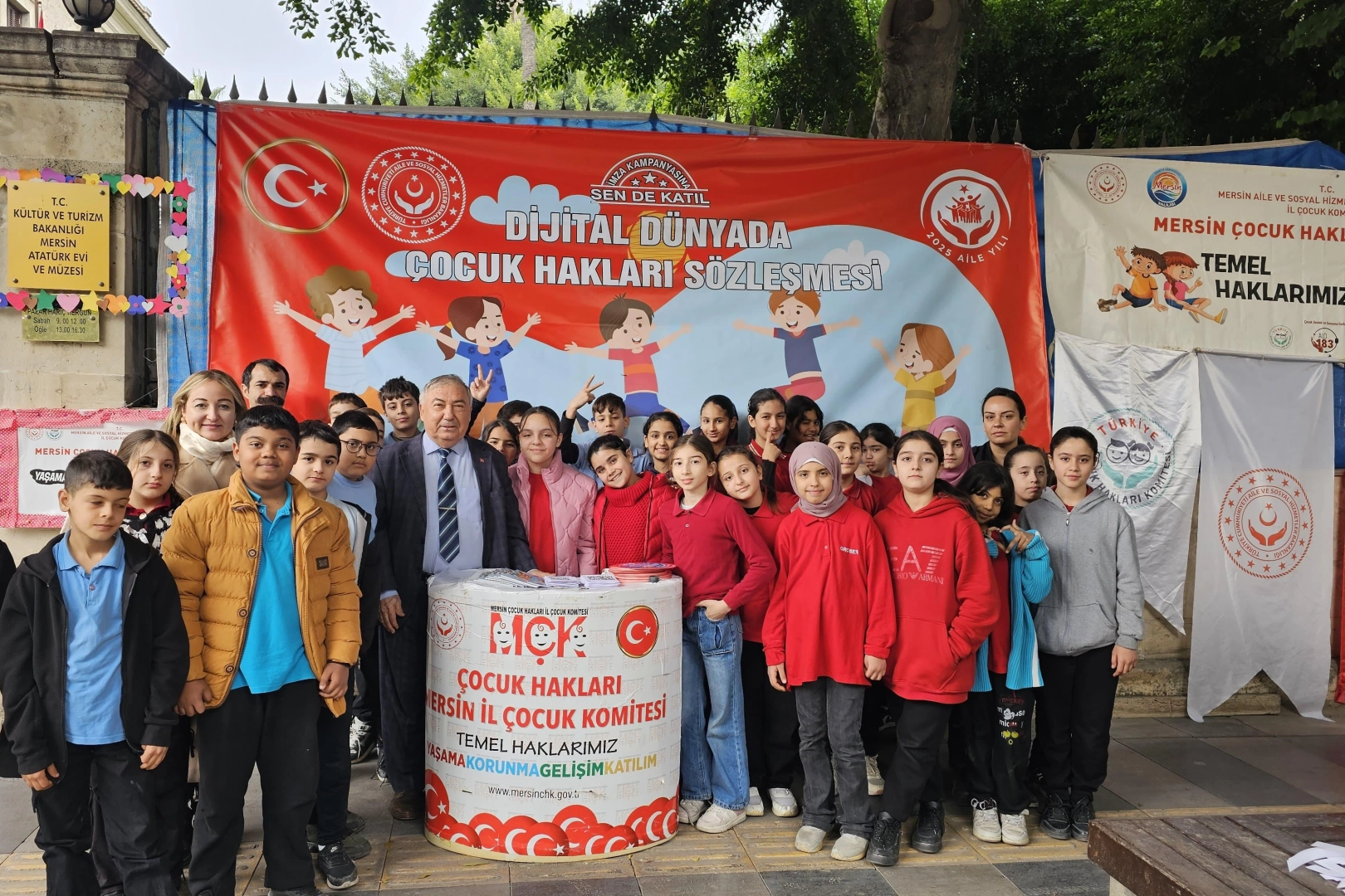 "Dijital D&uuml;nyada &Ccedil;ocuk Hakları" i&ccedil;in 81 ilde imza seferberliği