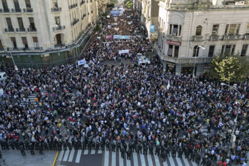 Arjantin'de eğitim bütçesinde kesintiye gidilmesi protesto edildi