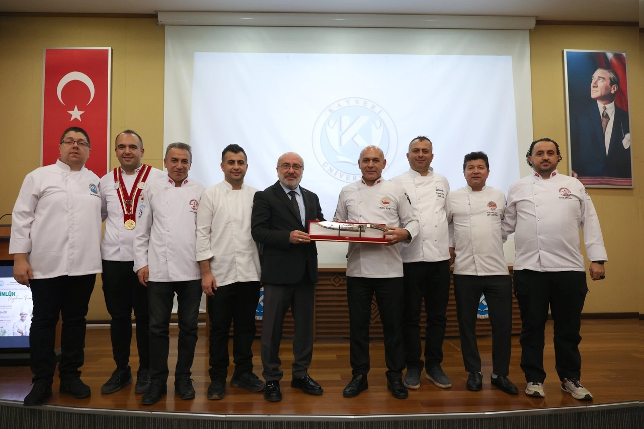 KAY&Uuml; Aş&ccedil;ılık &ouml;ğrencileri &ouml;nl&uuml;klerini giydi