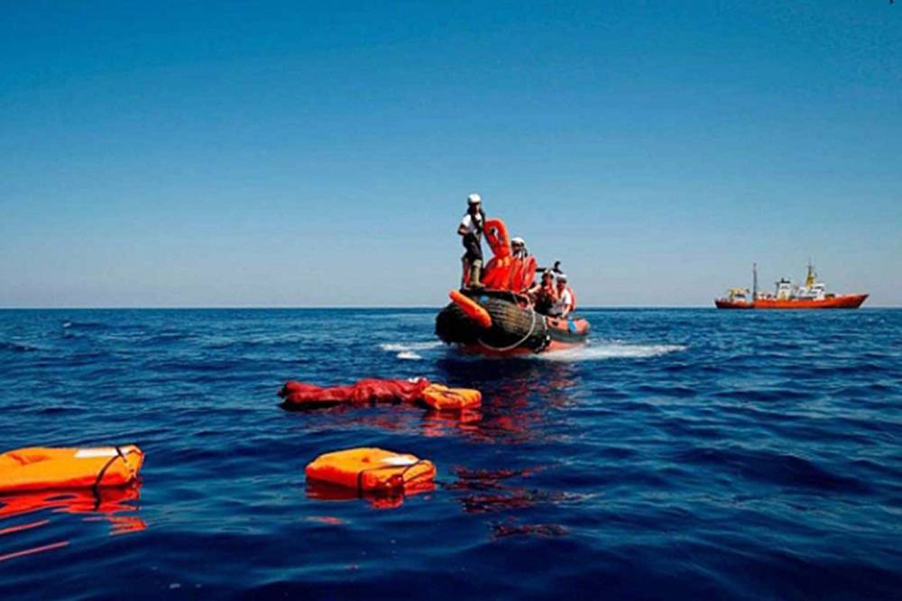 Akdeniz'de d&uuml;zensiz g&ouml;&ccedil;menleri taşıyan tekne battı: 50 &ouml;l&uuml;