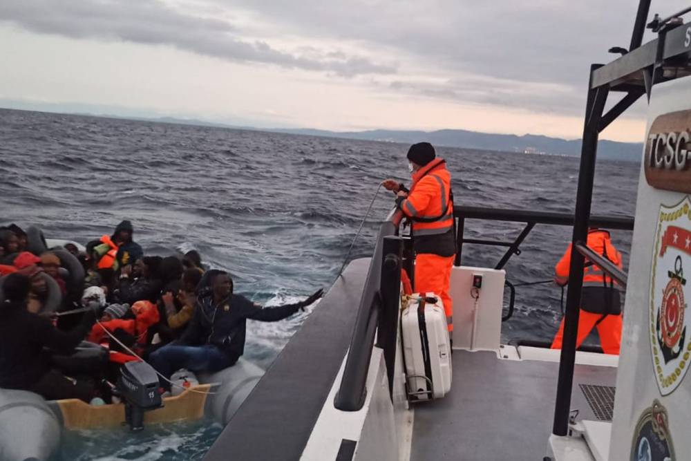 İzmir a&ccedil;ıklarında 33 d&uuml;zensiz g&ouml;&ccedil;men kurtarıldı