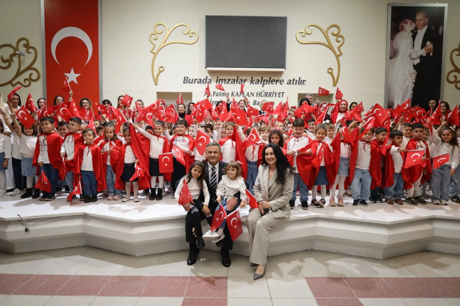 &Ccedil;ınar &Ccedil;ocuk Evleri&rsquo;nin minikleri i&ccedil;in sahne aldı