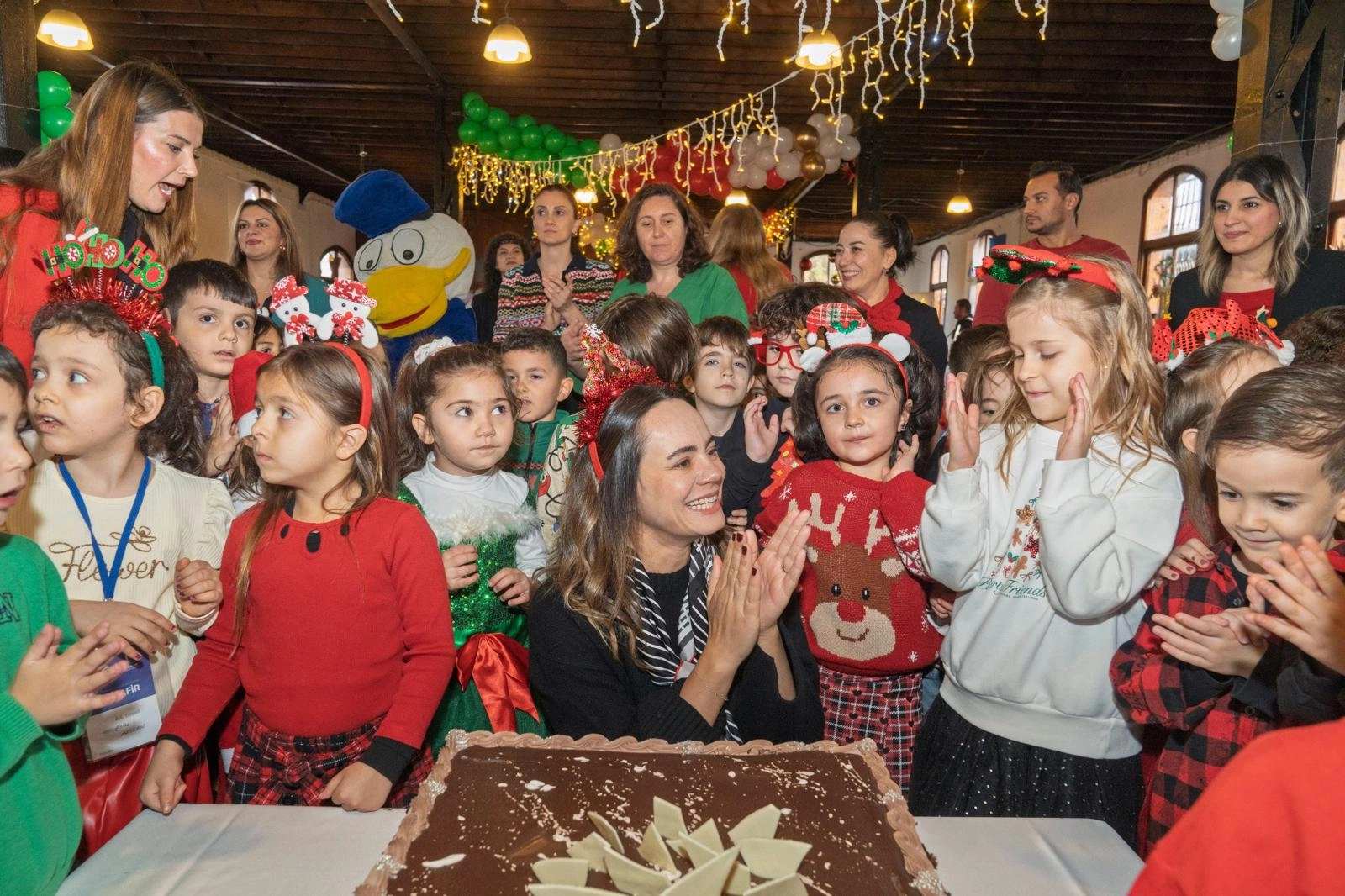 Yuvamız İzmirli &ccedil;ocuklara yeni yıl s&uuml;rprizi
