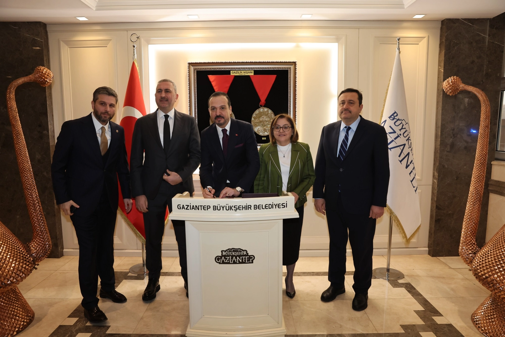 &nbsp;Ak Parti Genel Başkan Yardımcısı Zorlu, Başkan Şahin&rsquo;i makamında ziyaret etti