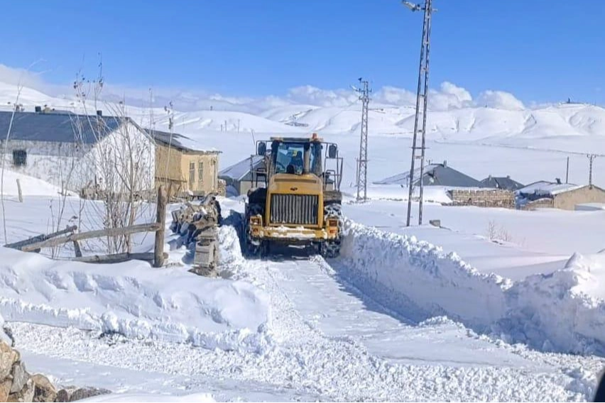 Van'daki Kar Felaketi: Ekipler Ulaşımı Açık Tutmak İçin Seferber Oldu