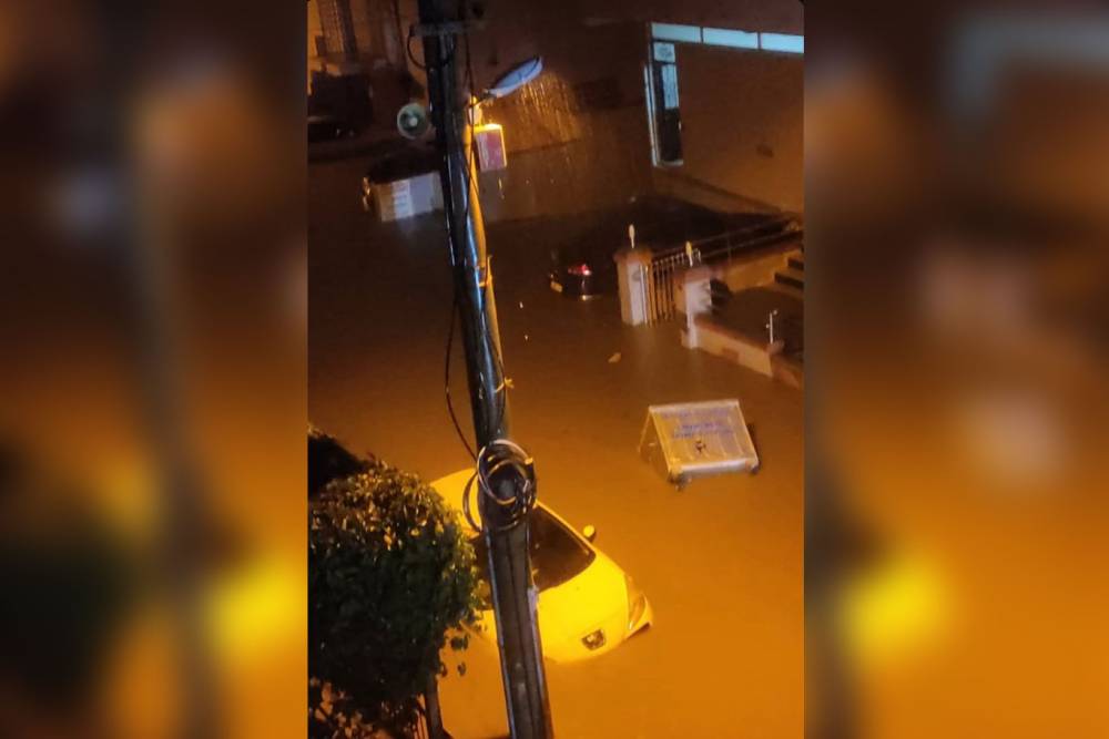 İzmir'de sağanak etkili oldu