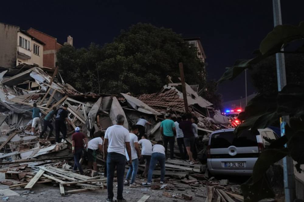Sındırgı'da deprem sonrası sağanak yağış etkili oluyor