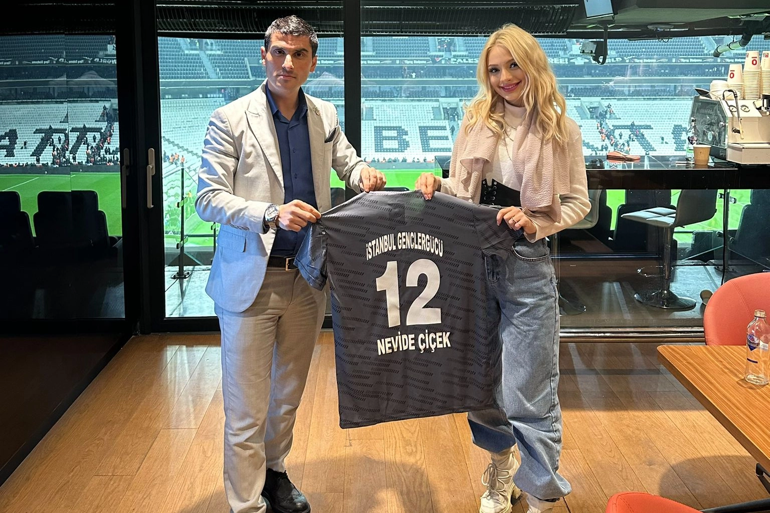 Nevide &Ccedil;i&ccedil;ek&rsquo;e Anlamlı Hediye!