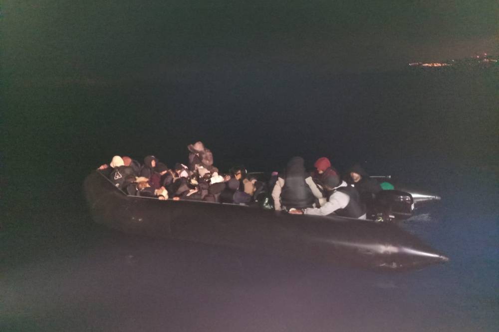 İzmir a&ccedil;ıklarında 33 d&uuml;zensiz g&ouml;&ccedil;men yakalandı