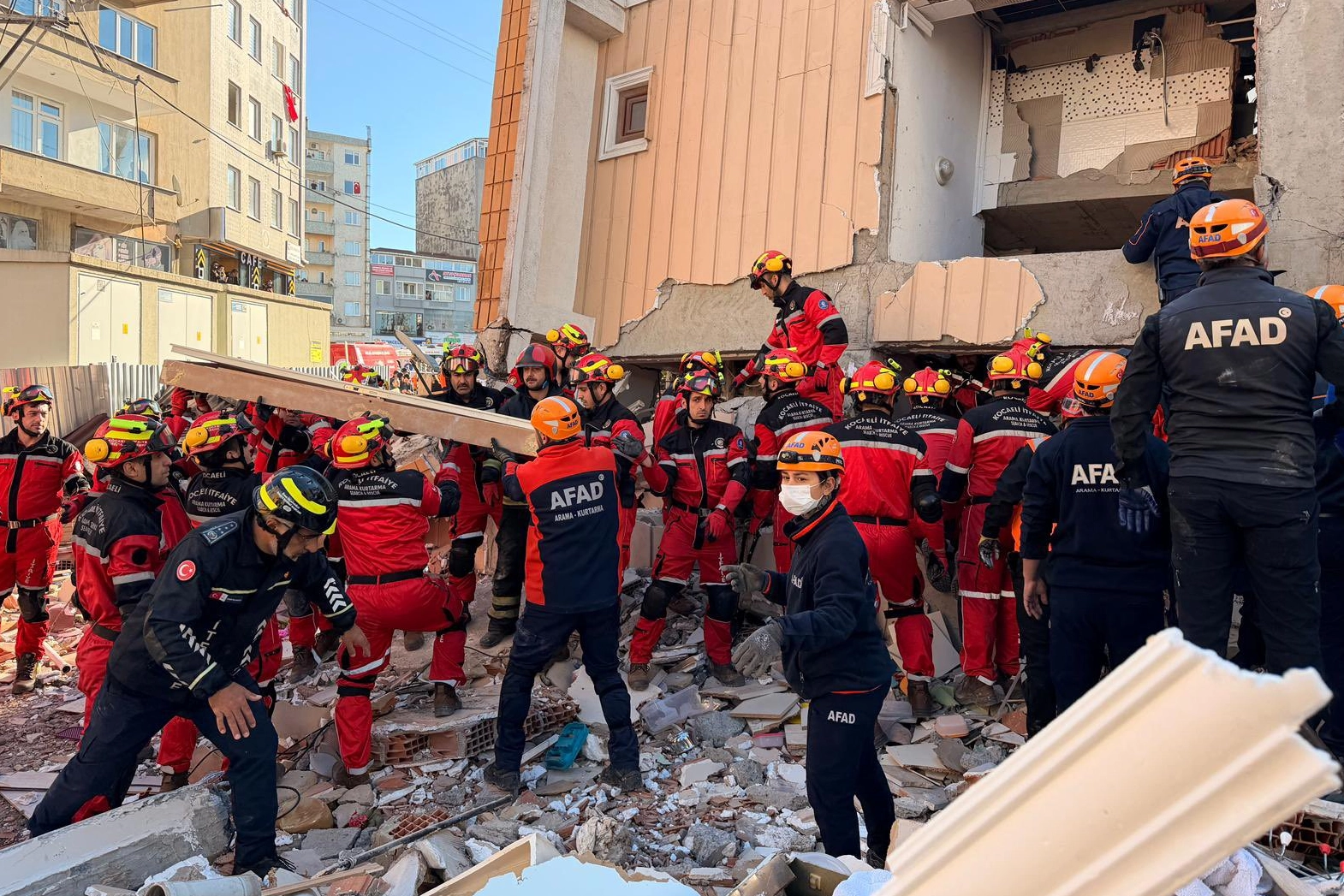 Gebze enkazında kurtarma sürüyor!