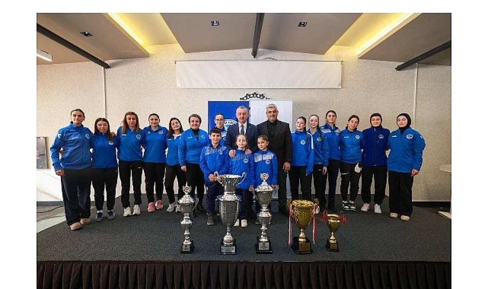 B&uuml;y&uuml;kakın, Kağıtspor'un başarılı sporcularını tebrik etti