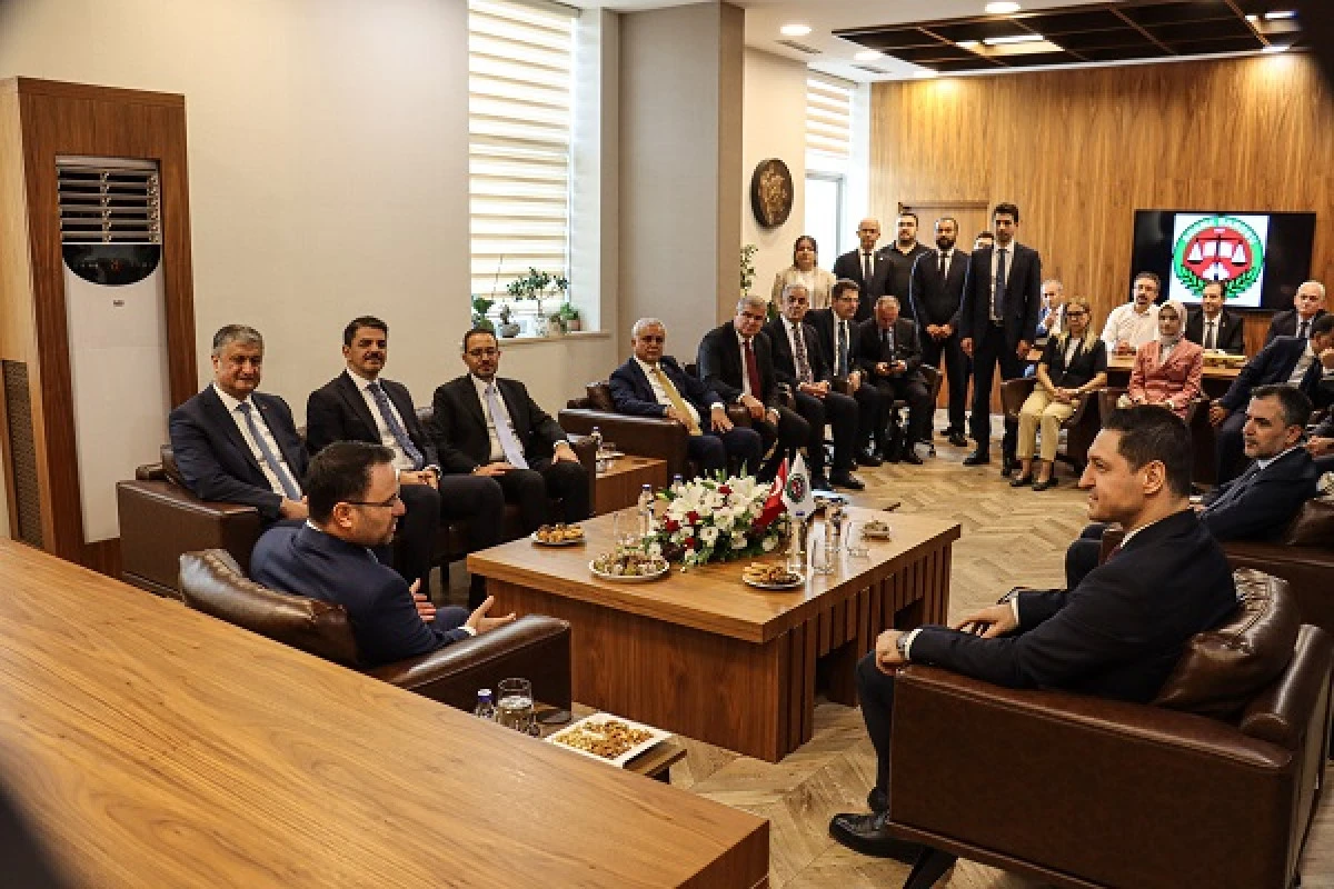 ADALET BAKANI AKIN G&Uuml;RLEK ADANA BAROSU&rsquo;NU ZİYARET ETTİ