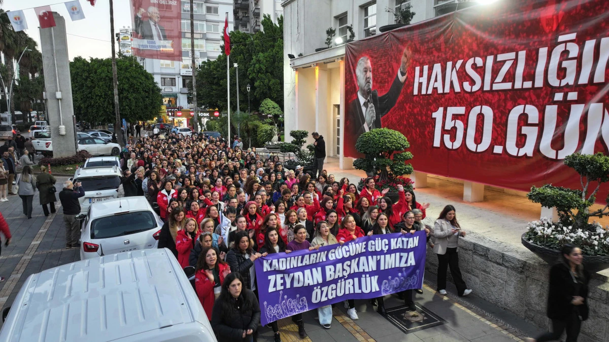 Adana B&uuml;y&uuml;kşehir&rsquo;in kadın &ccedil;alışanlarından "Zeydan Karalar&rsquo;a &Ouml;zg&uuml;rl&uuml;k" mitingi