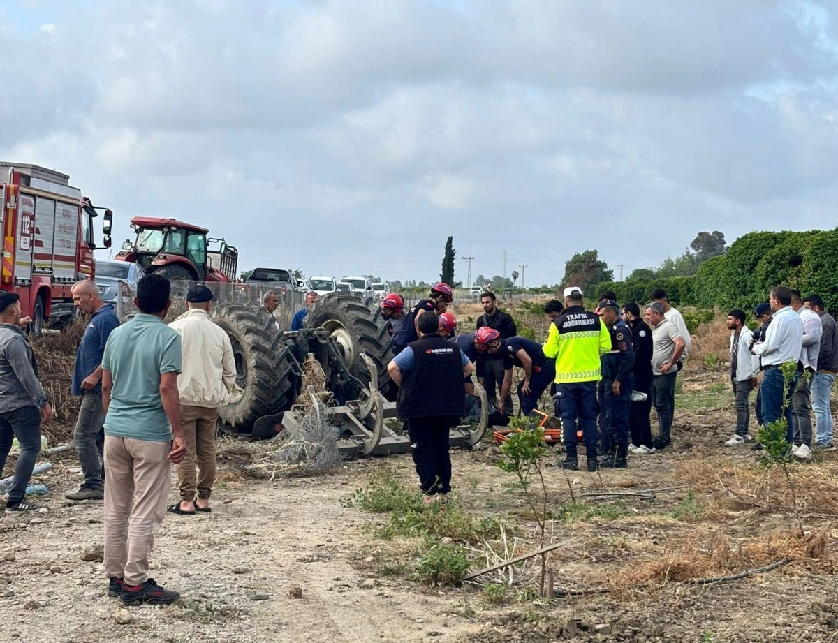 Adana'da devrilen trakt&ouml;r&uuml;n altında kalan s&uuml;r&uuml;c&uuml; hayatını kaybetti