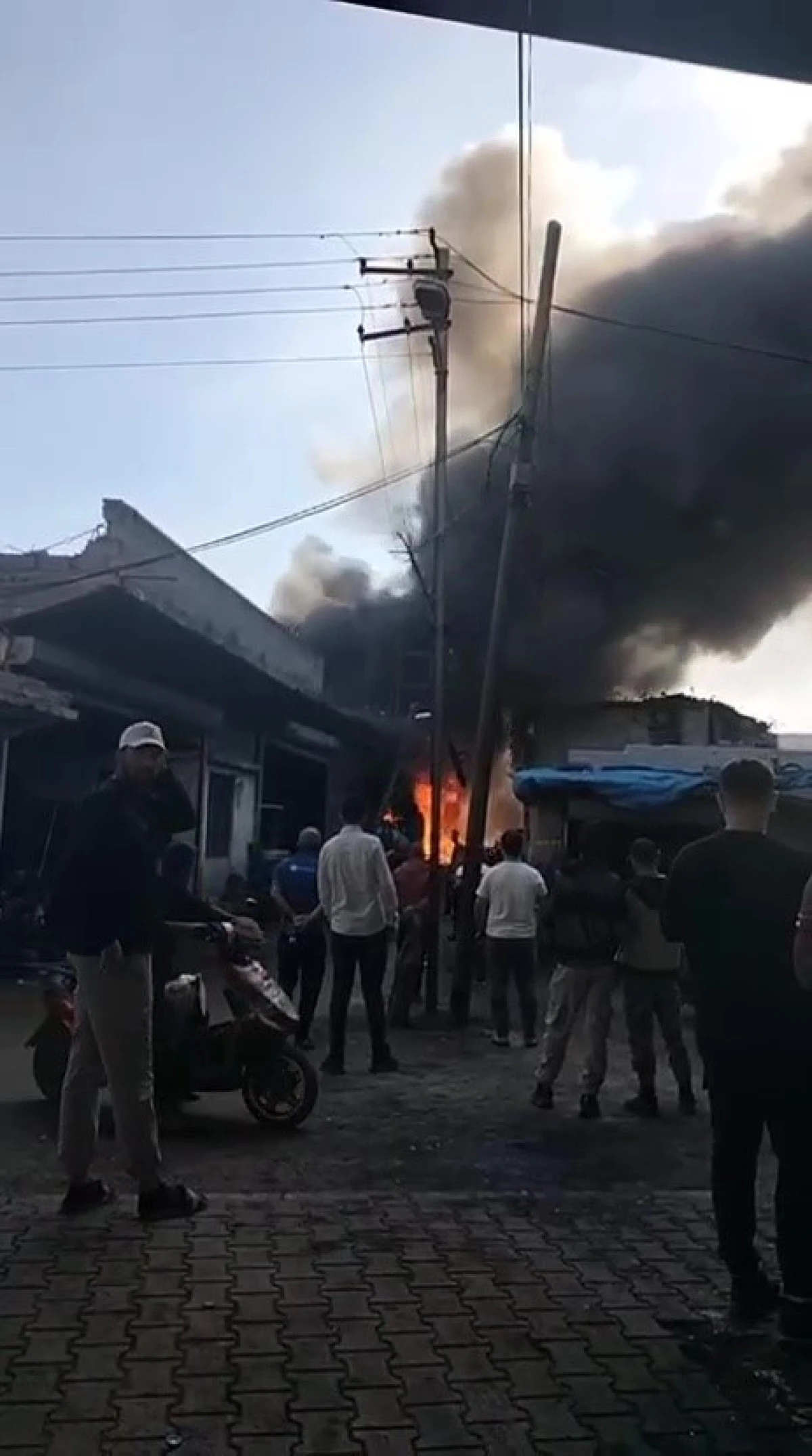 Adana'da hurdacı dükkanı alevlere teslim oldu