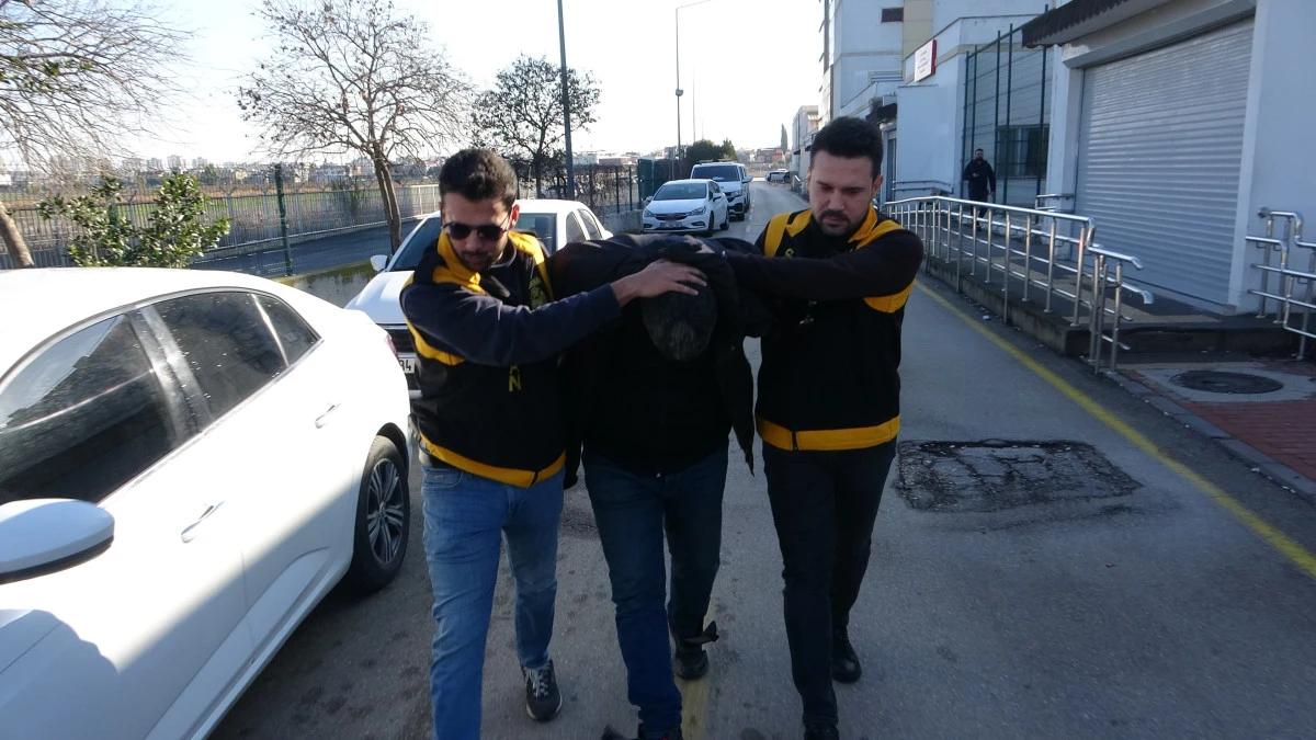 Adana'da kaskla servis aracının camını kıran s&uuml;r&uuml;c&uuml; serbest kaldı
