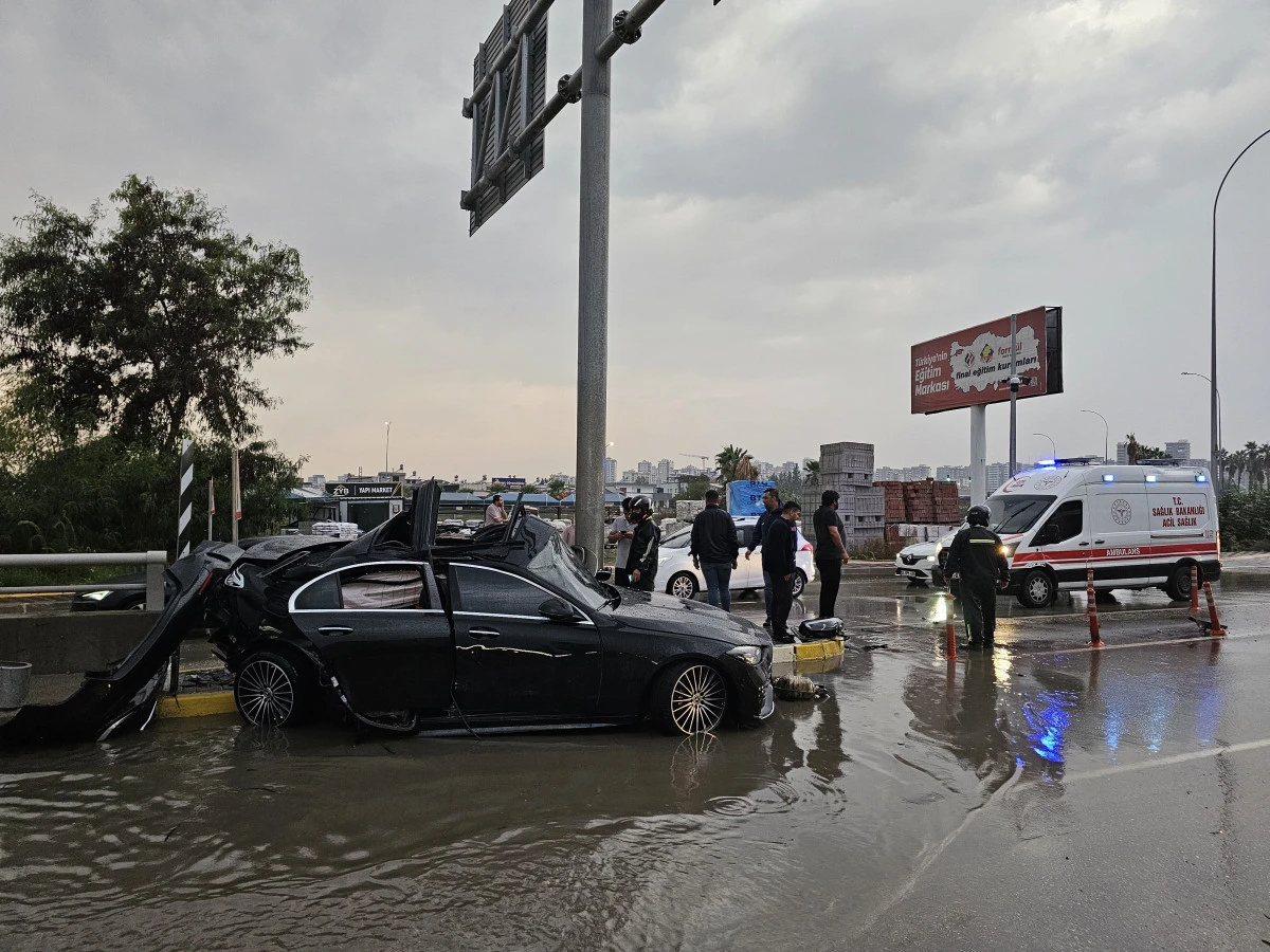  Adana&rsquo;da otomobil direğe &ccedil;arptı: 1 &ouml;l&uuml;