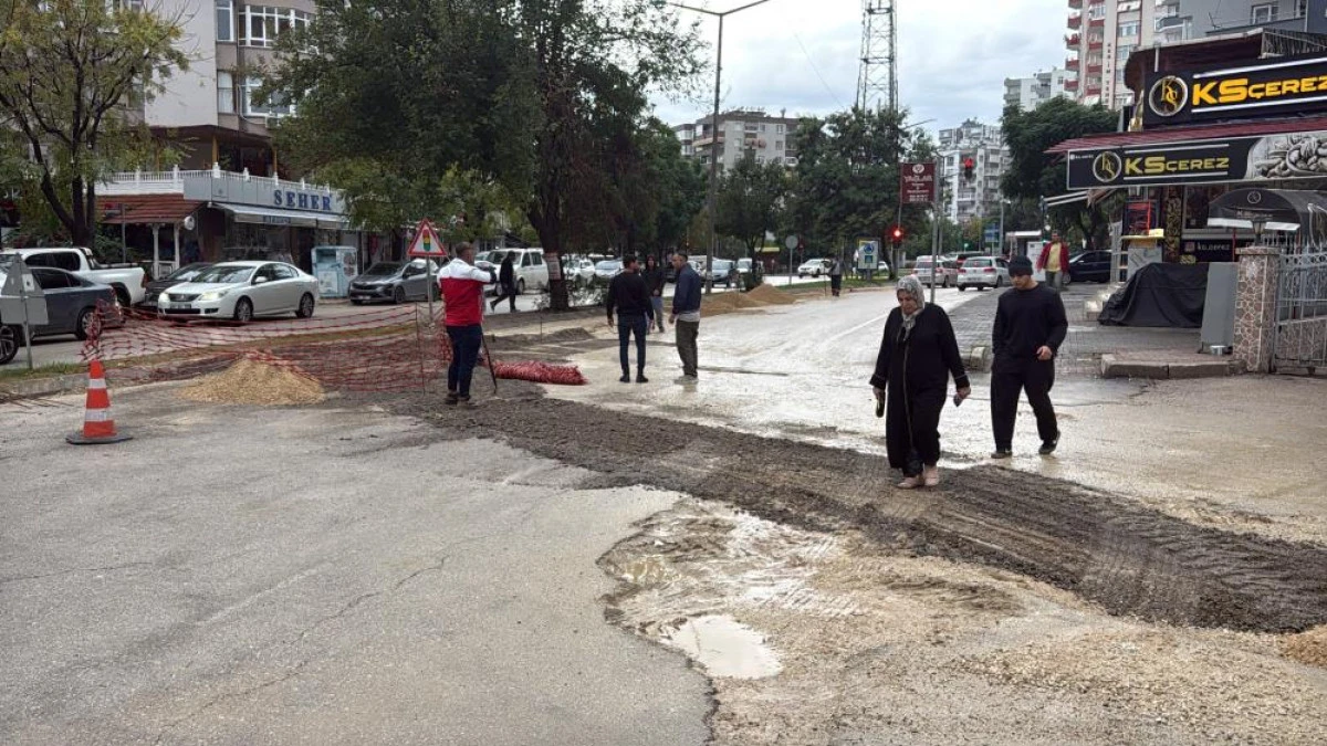 Adana&rsquo;da şiddetli yağış sonrası yol &ccedil;&ouml;kt&uuml;