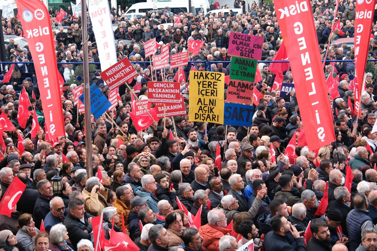 Adanalı'lar CHP İl binası &ouml;n&uuml;nde Zeydan Karalar&rsquo;la hasret giderdi