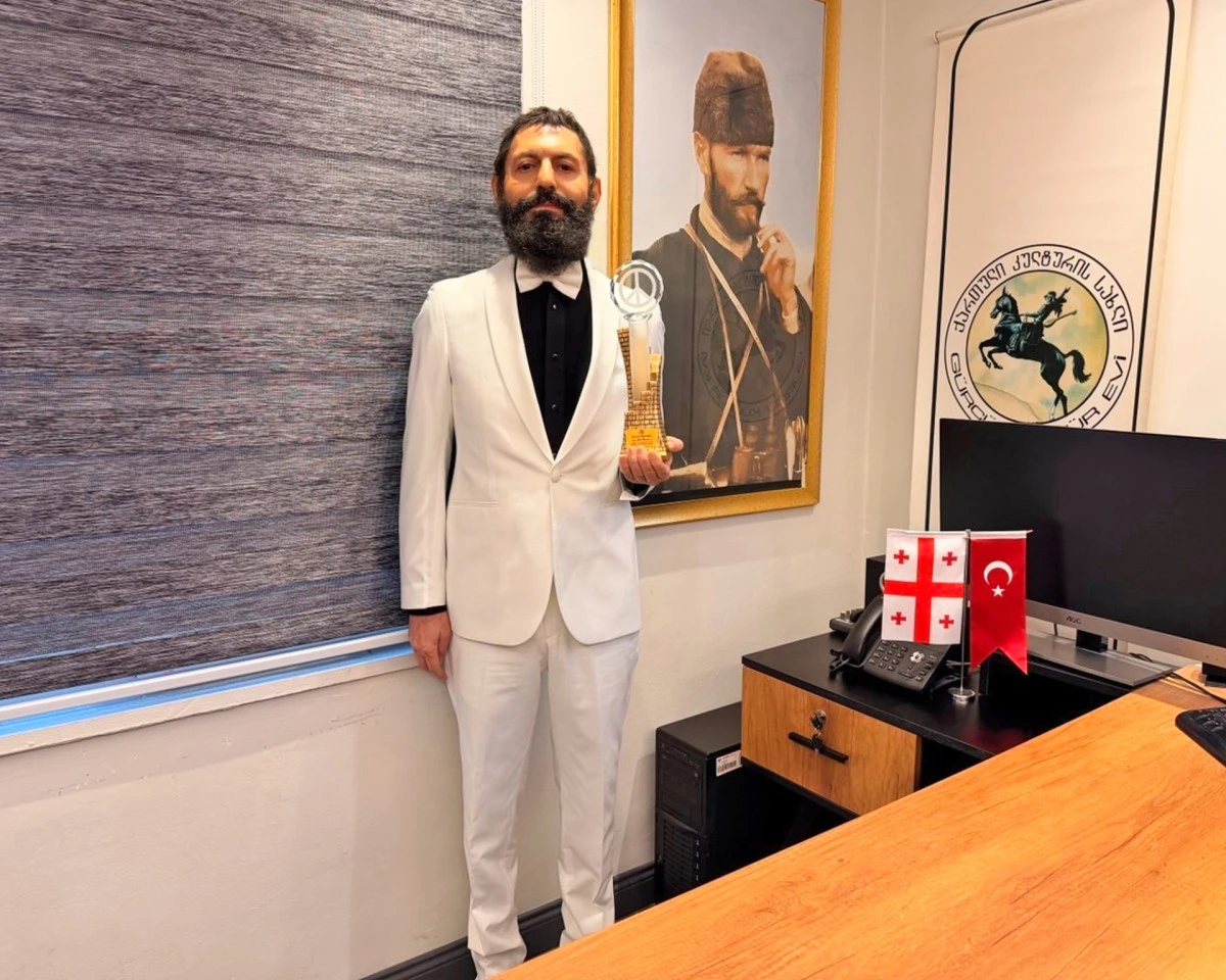 Akif Manaf &ldquo;Sanat ve Barış &Ouml;d&uuml;l&uuml;&rdquo; ile Onurlandırıldı
