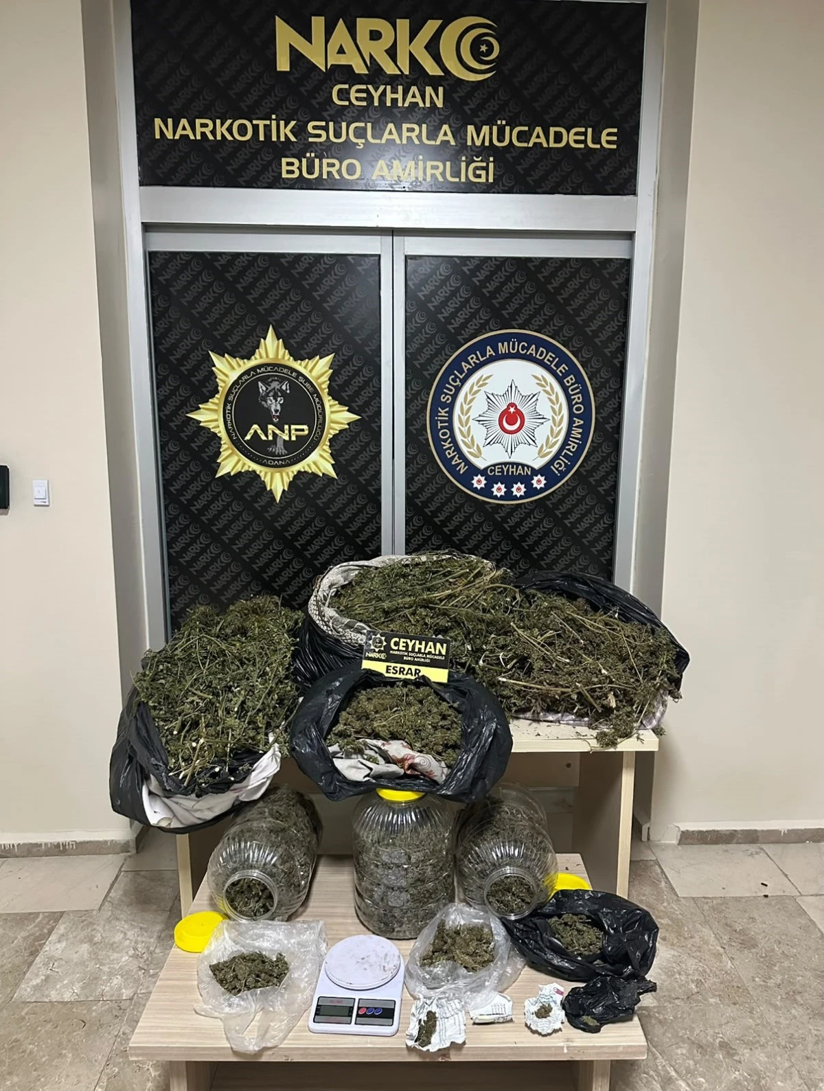 Ceyhan&rsquo;da uyuşturucu operasyonu: 8 kilo 562 gram esrar ele ge&ccedil;irildi