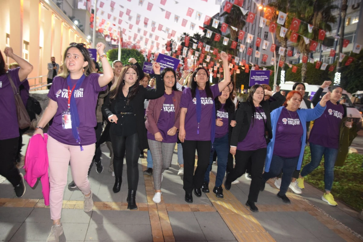 CHP Adana Kadın Kolları kadın cinayetlerine karşı yürüyüş gerçekleştirdi