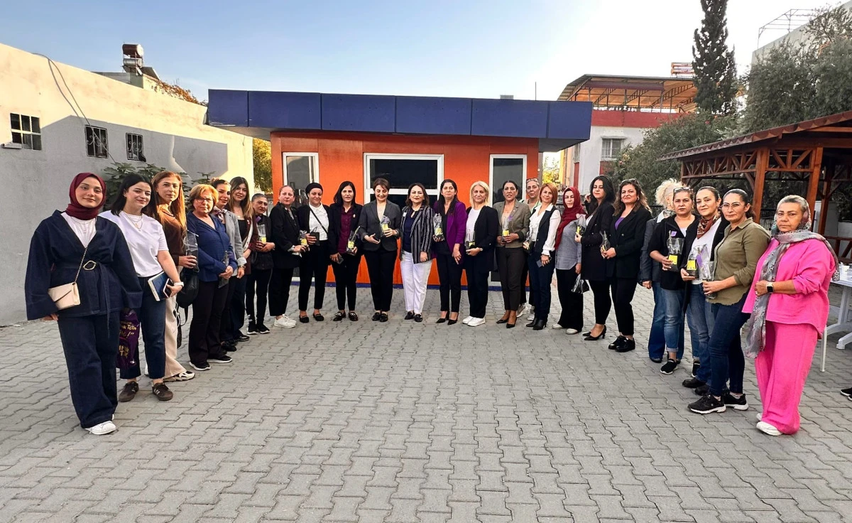 CHP’li Dr. Müzeyyen Şevkin, zeytin fidanı dağıttı, kampanya başlattı