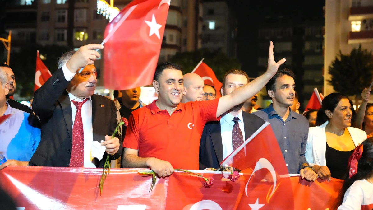 Çukurova'da 19 Mayıs Coşkusu: Meşalelerle Süslenen Yürüyüş ve Simge'den Konser!