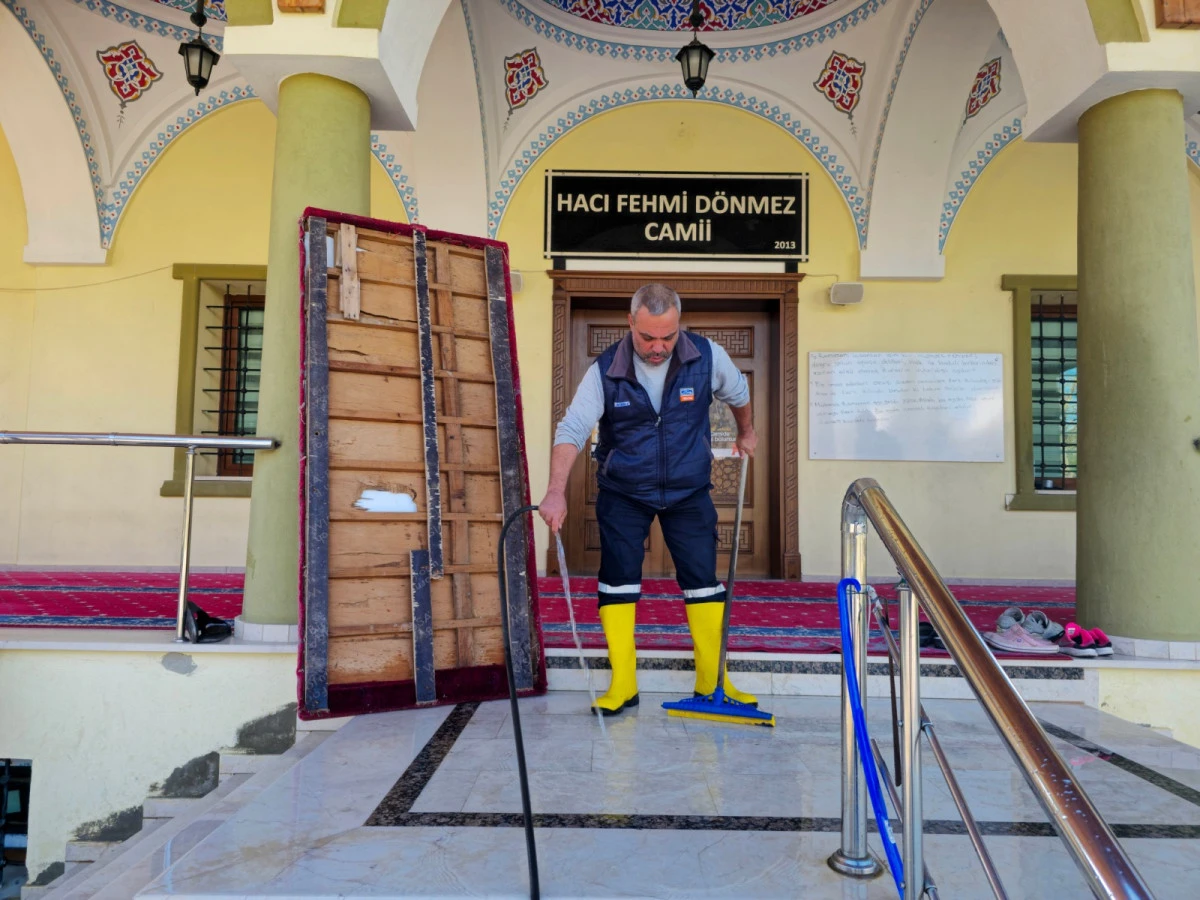 Çukurova Camileri Bayrama Hazırlanıyor: Temizlik Seferberliği!