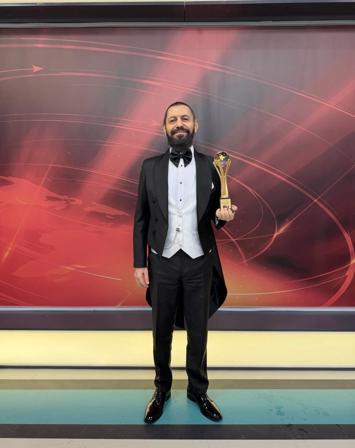 D&uuml;nyaca &Uuml;nl&uuml; Yazar Akif Manaf &ldquo;Cine1 Barış &Ouml;d&uuml;l&uuml;&rdquo;ne Layık G&ouml;r&uuml;ld&uuml;