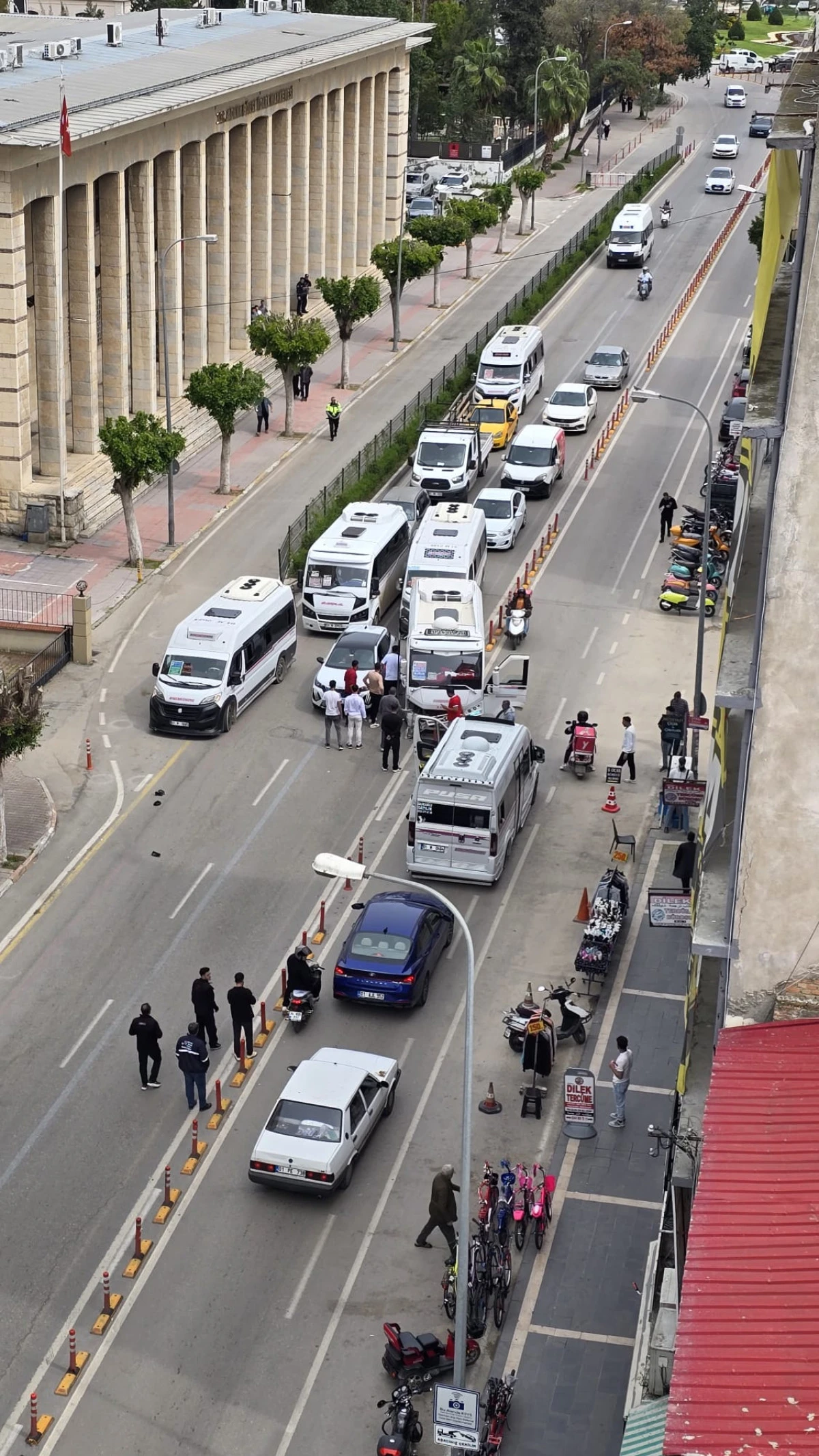 İnönü Caddesi'nde Kaza: Trafik Kaosu Nasıl Ortaya Çıktı?