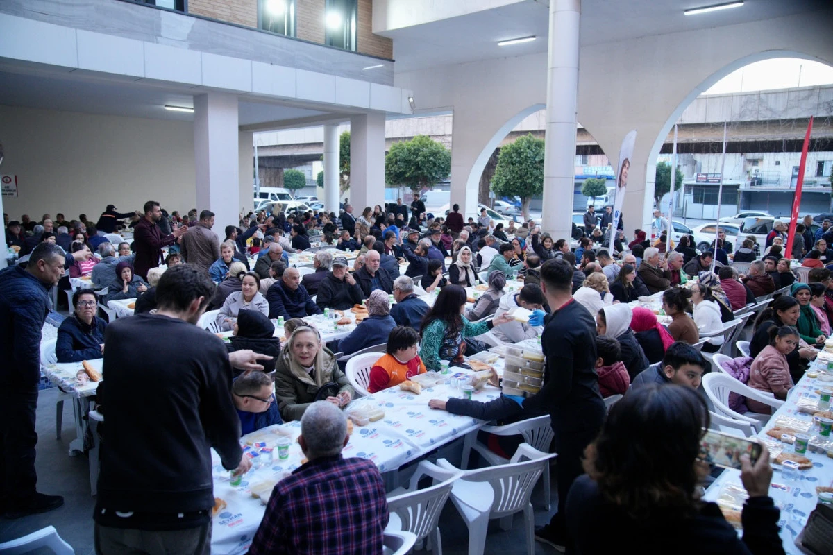 Seyhan Belediyesi'nden İftar Sofrası 