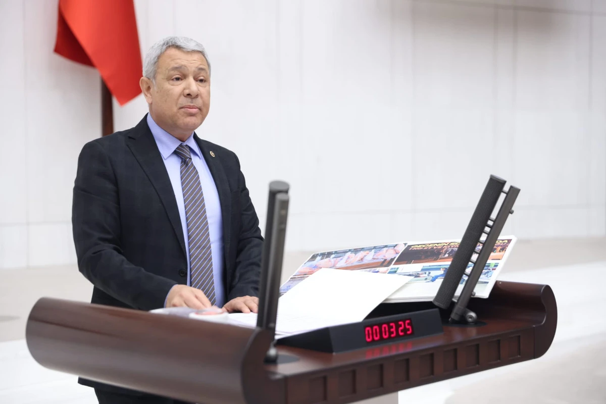 S&uuml;mer:''Saray İhtişamı&ndash;Emekli Sefaleti:Aynı G&ouml;ky&uuml;z&uuml; Altında İki T&uuml;rkiye''