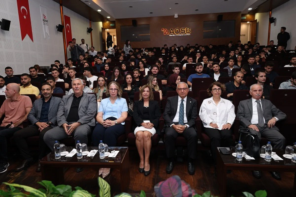 S&uuml;tc&uuml;, gen&ccedil;lere sanayi sekt&ouml;r&uuml;n&uuml;n fırsatlarını anlattı