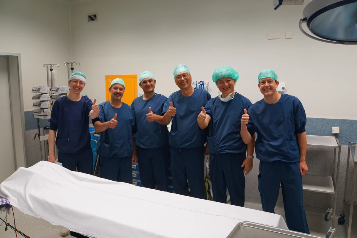 TÜRK CERRAHLAR HOLLANDA’DA   İLK CANLI VERİCİLİ ORGAN NAKLİNİ GERÇEKLEŞTİRDİ!