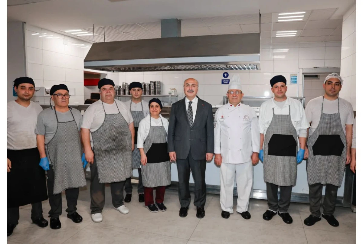 VALİ KÖŞGER İŞÇİLERLE AYNI SOFRAYI PAYLAŞTI